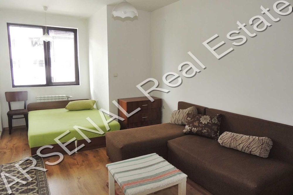 Тристаен апартамент под наем, Стрелбище