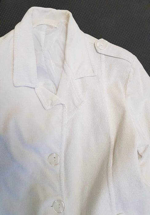 Бяло дамско палто