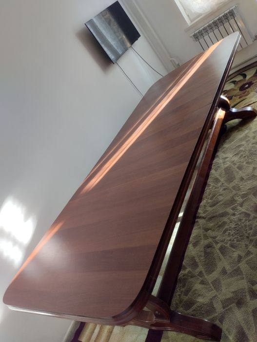 Большой стол со стульями