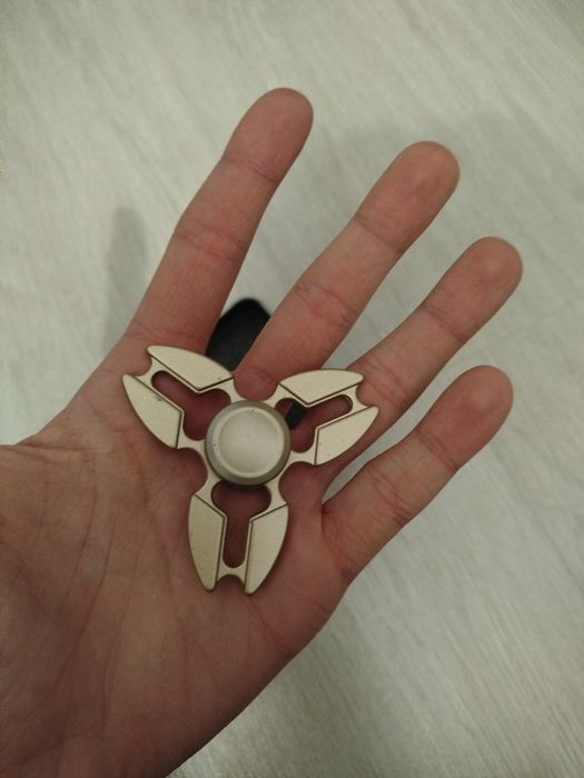 Fidget spinner metalic-model premium,auriu!!Preț negociabil !!