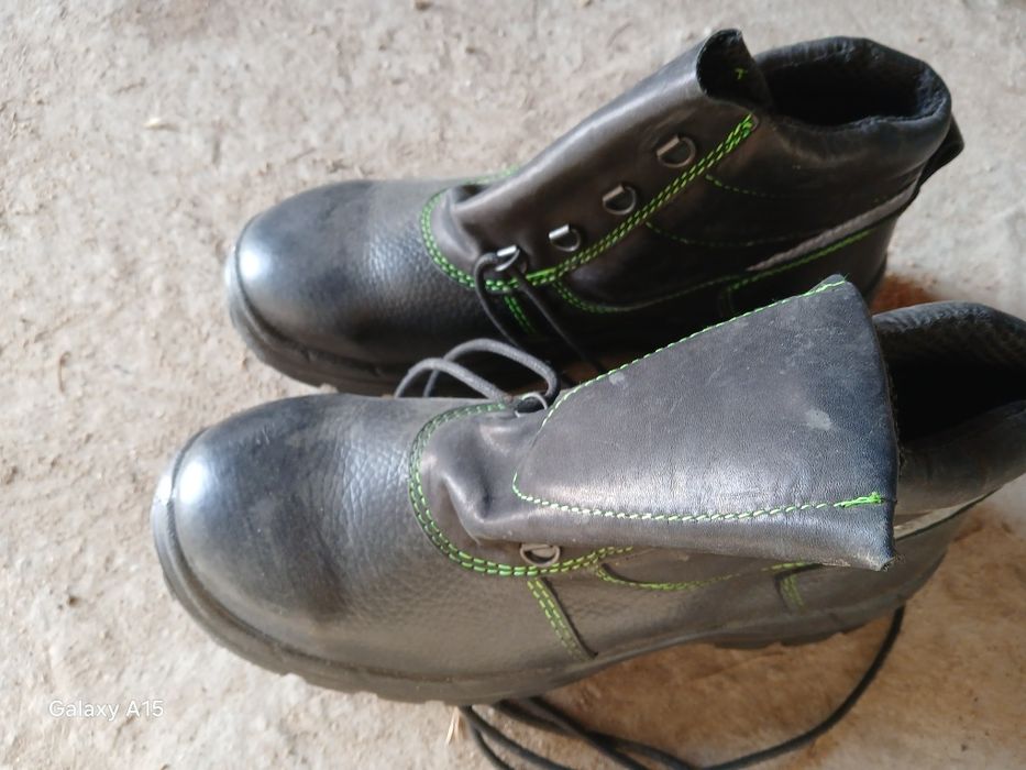 Ботина қысқы, жазғы жұмысқа киген арнайы.