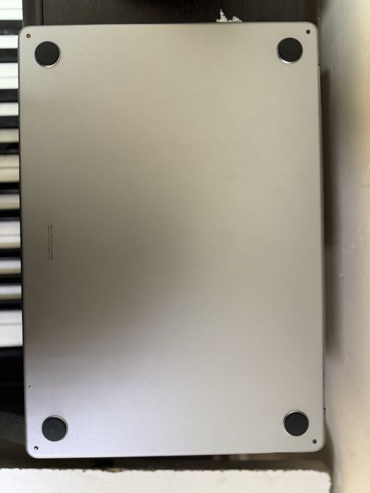 Продам Macbook air 15 m2