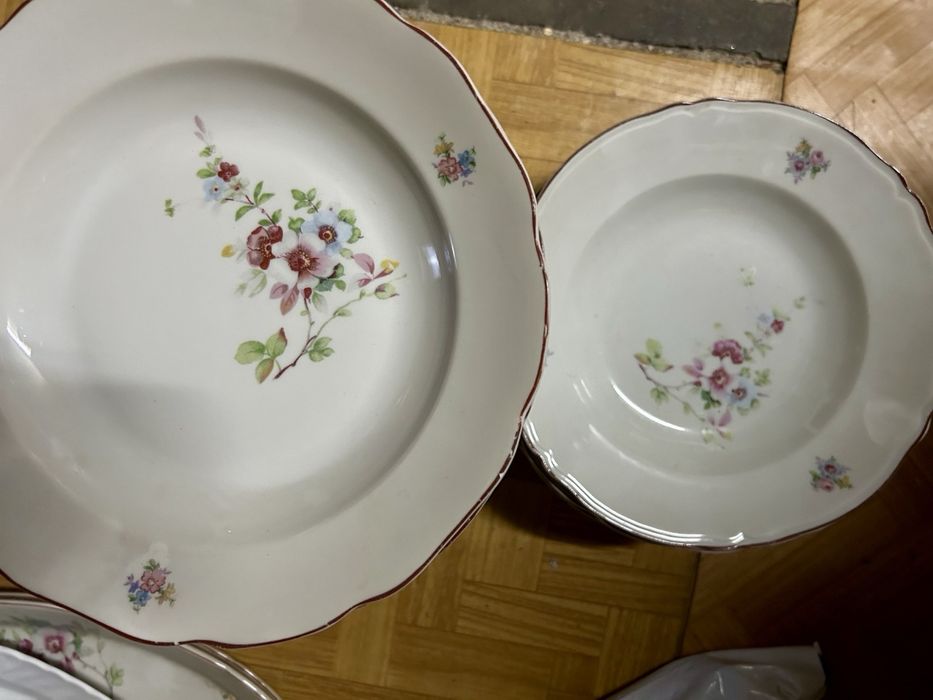 Порцеланов сет от 50 чинии, 1 супник и 2 плата