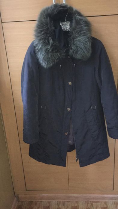 Зимняя куртка с капюшоном.