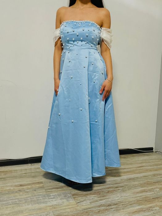 Нежна светлосиня официална рокля с перли и паднали ръкави