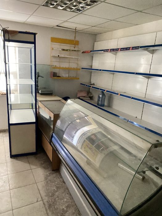 Полки и холодильник продается