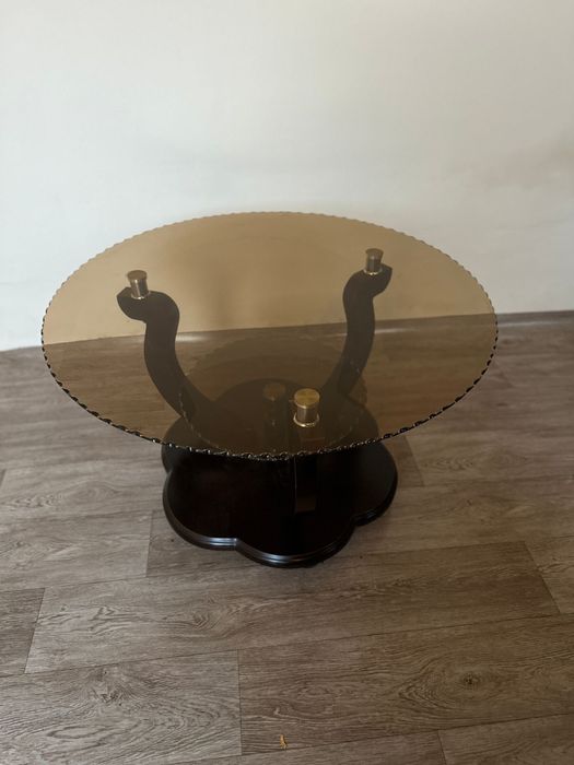 Стеклянный стол