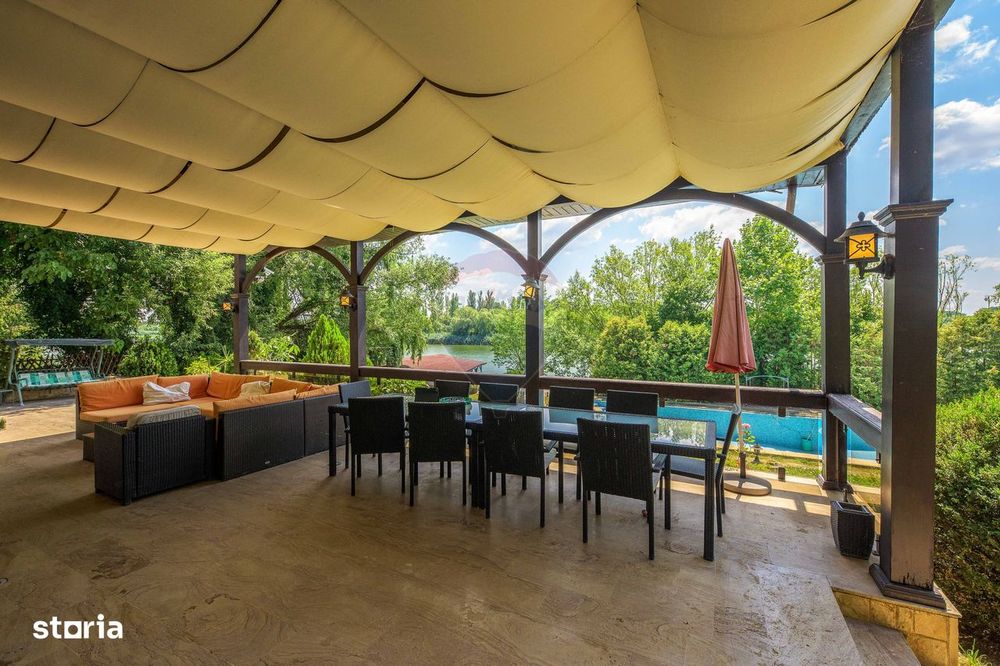 Vila neoromânească cu influențe toscane pe malul lacului Snagov