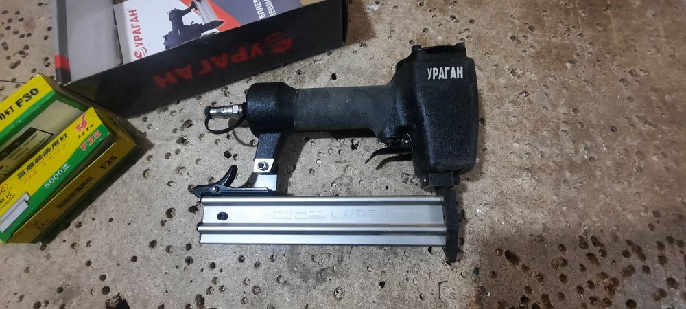 Продам пистолет степлер для гвозьди