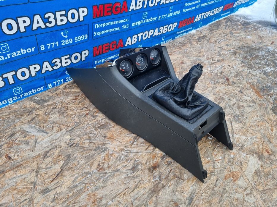 Дополнительный щиток приборов Audi 80.