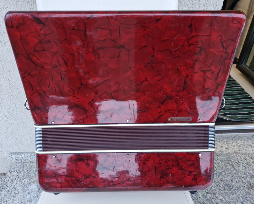 Vând acordeon Parrot cu 80  basi