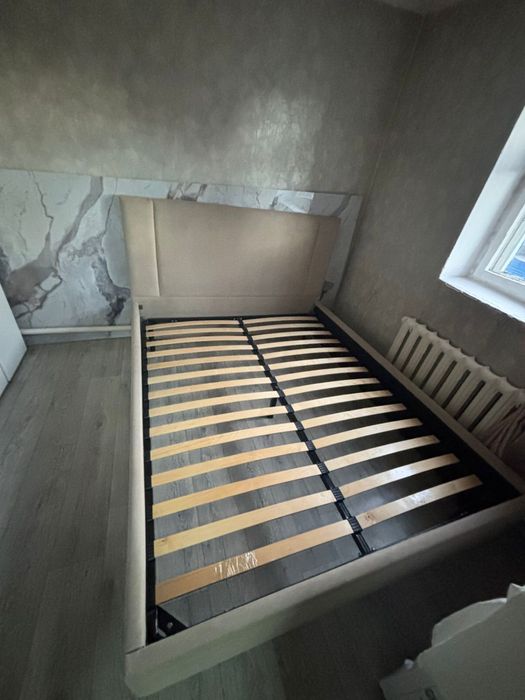 Продам кровать матрасом