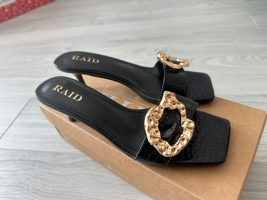 Sandale raid london