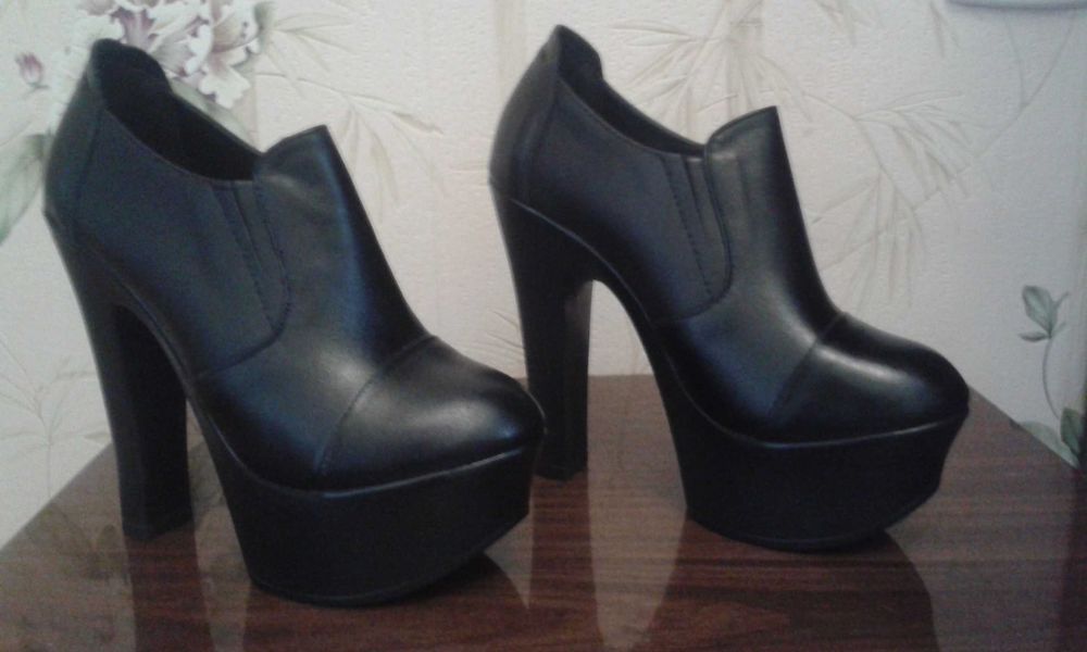 Продам новые туфли на высоком каблуке 33 р