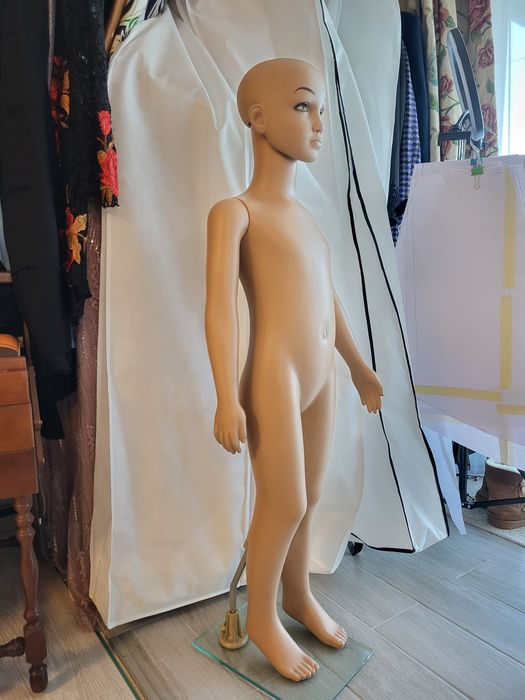 Manechin copil  cu suport din sticla