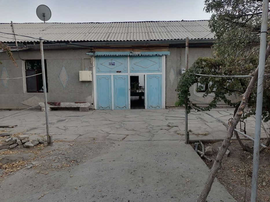 Karmana tumanida hovli uy sotiladi