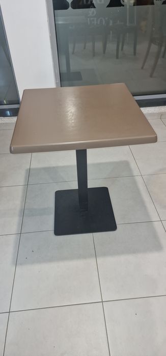 Маса за заведение, чугунена основа