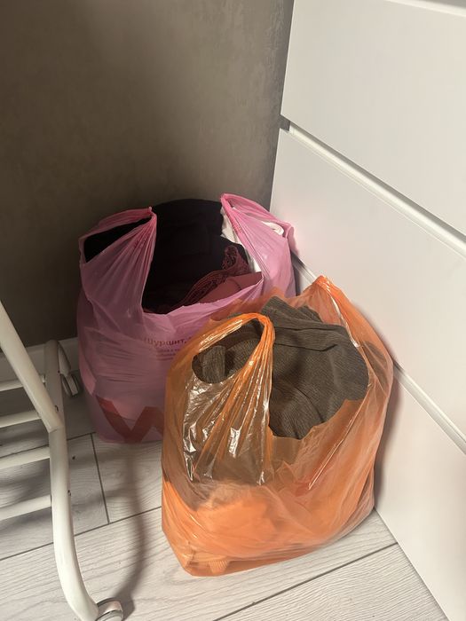 Отдам два пакета вещей