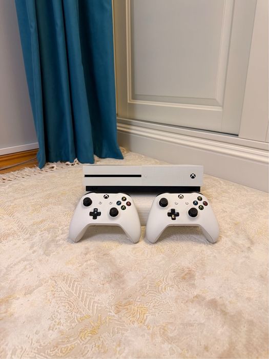 Xbox one S 1 TB cu 2 controllere originale cu cutie, + jocuri NEGOCIABIL