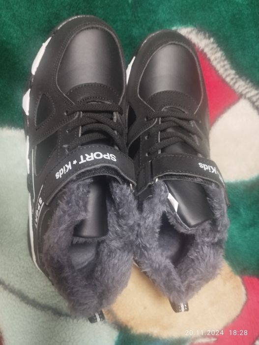 Продам теплые кроссовки