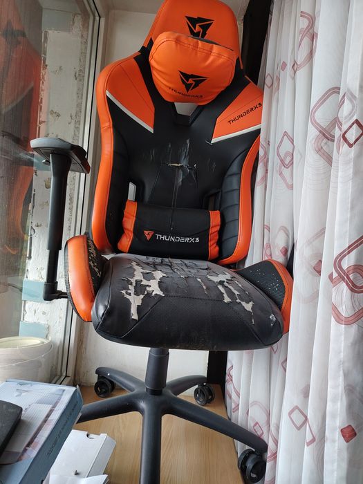 Продам игровое кресло б у