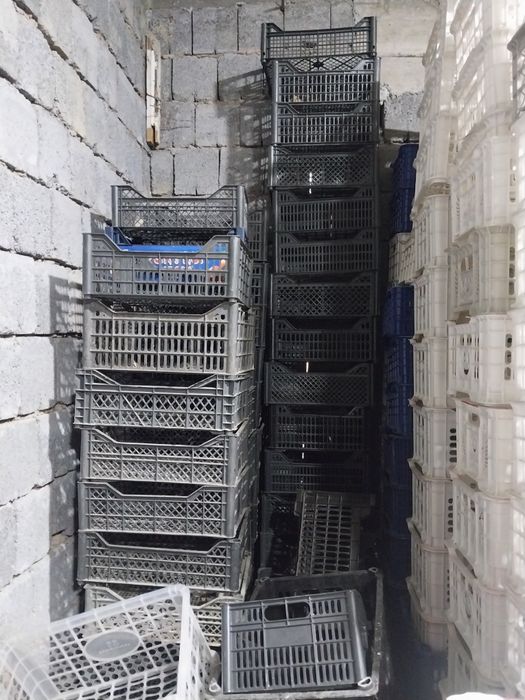 Plastic yashiklar sotiladi