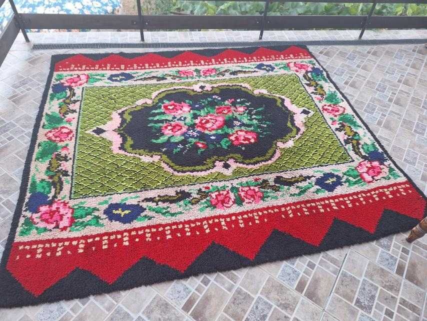 Килим ръчно тъкан.