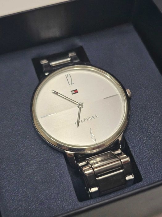 Часовник Tommy Hilfiger чисто нов с кутийка