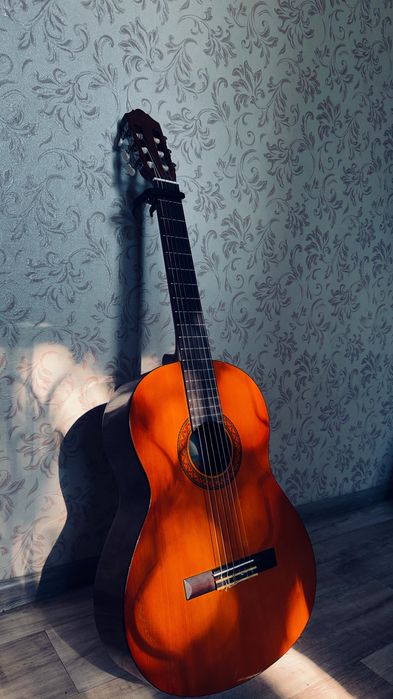 Продам гитару Ямаха С40