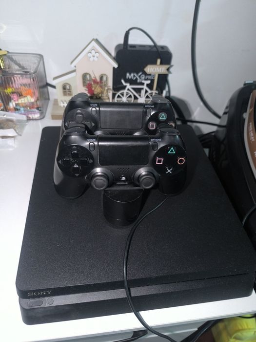 Продам PS4 SLIM 1TB.
