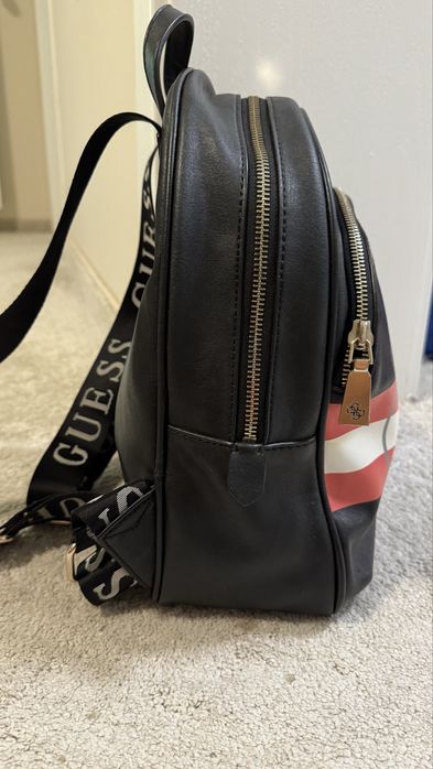 Раница кожена на Guess