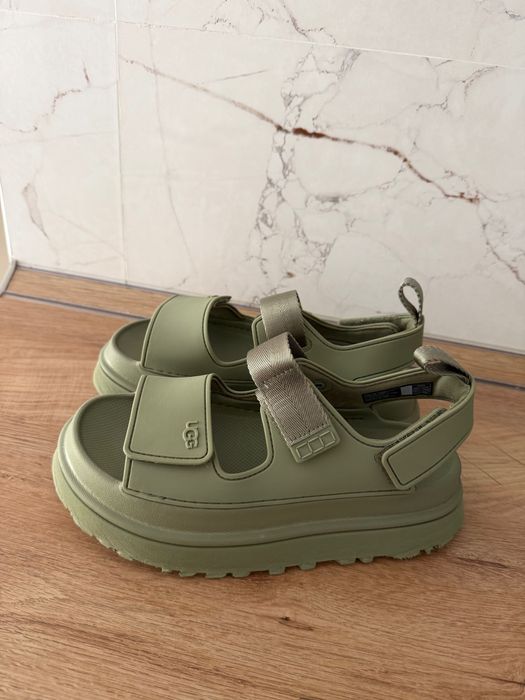 Обувки Crocs, UGG, Michael Kors и Tommy Hilfiger.