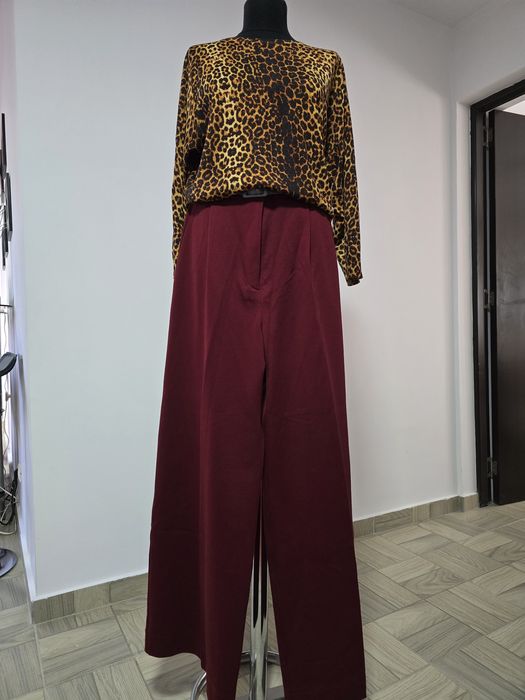 Pantaloni cu talia foarte înaltă și silueta spectaculoasă cu crac larg,