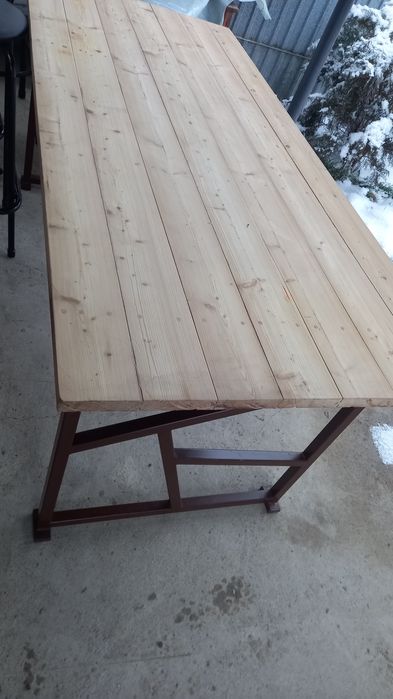 Стол в хорошом состоянии