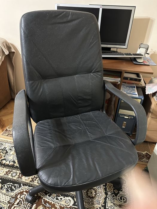 Офис стол / черен, кожен