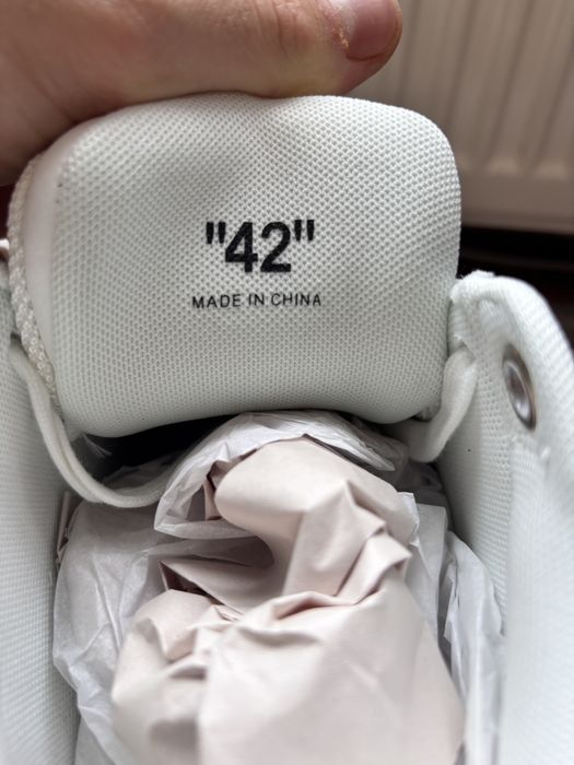 Off White Out of Office, marimea 42, ideali pentru un cadou special