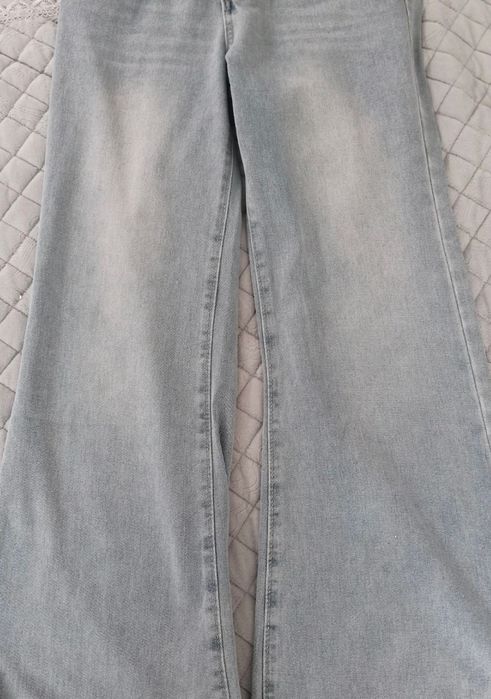 Светло-голубые джинсы клёш