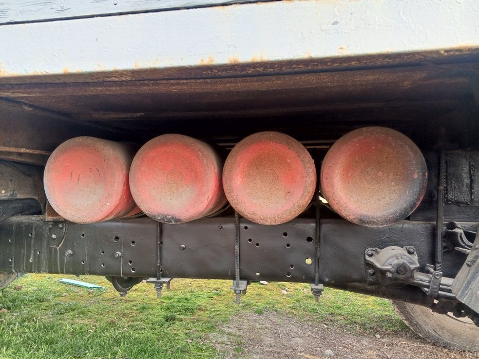 Gaz 52 holati alo darajada yaxshi yurib turibdi gaz balonlari bor.