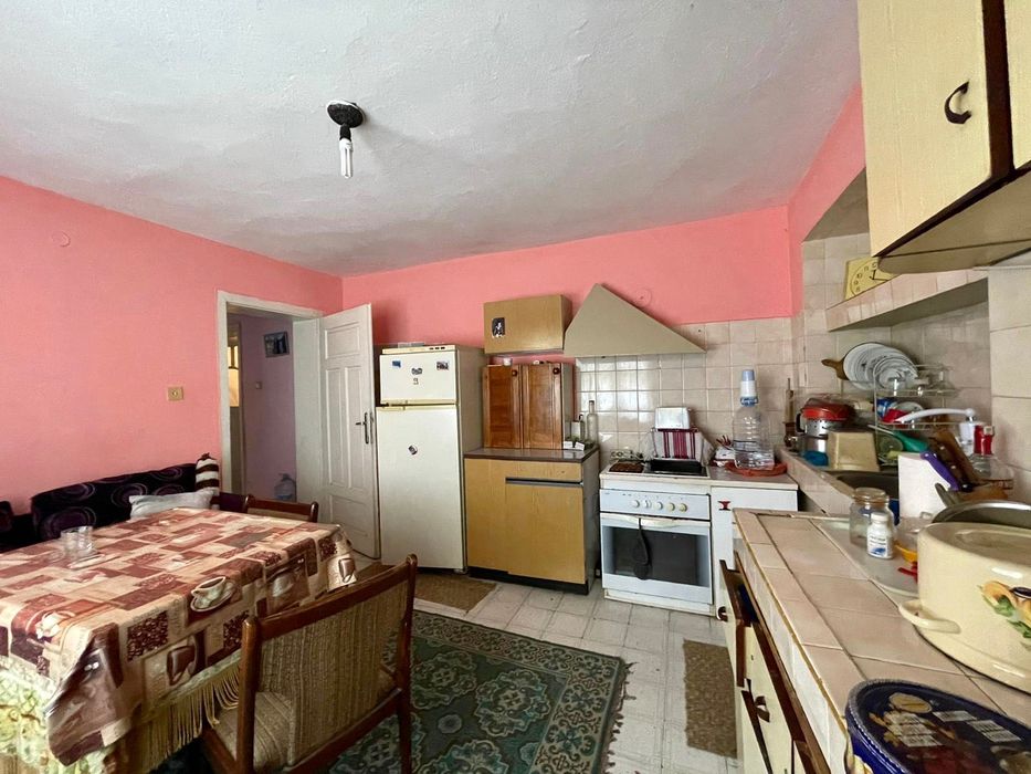 Двуетажна къща с таван и гараж в гр.Меричлери