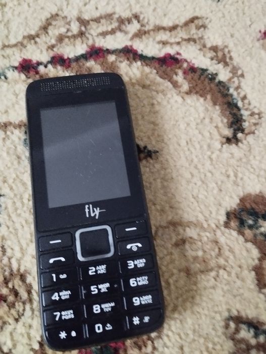 Fly FF241 кнопочный телефон