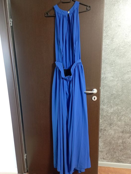 Рокля с гол гръб