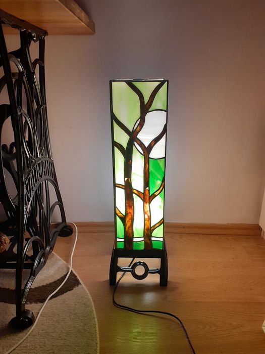 Lampa de podea sí o veioza superba.
