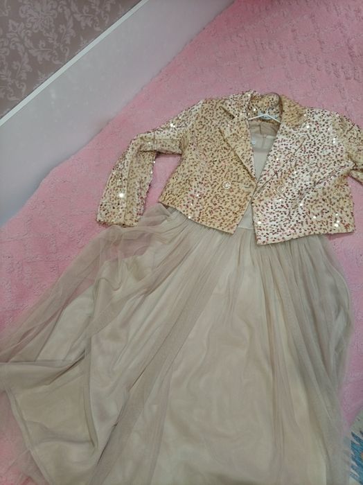 Платье нарядное на девочку 8-10 лет