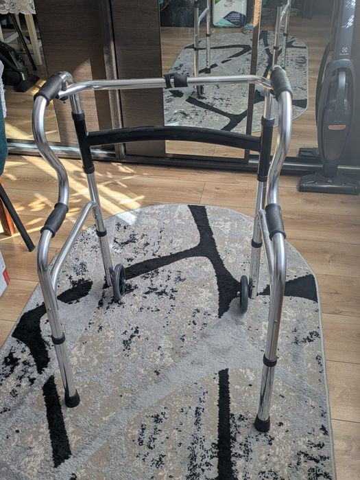Vând cadru de mers curbat pliabil cu roti din aluminiu