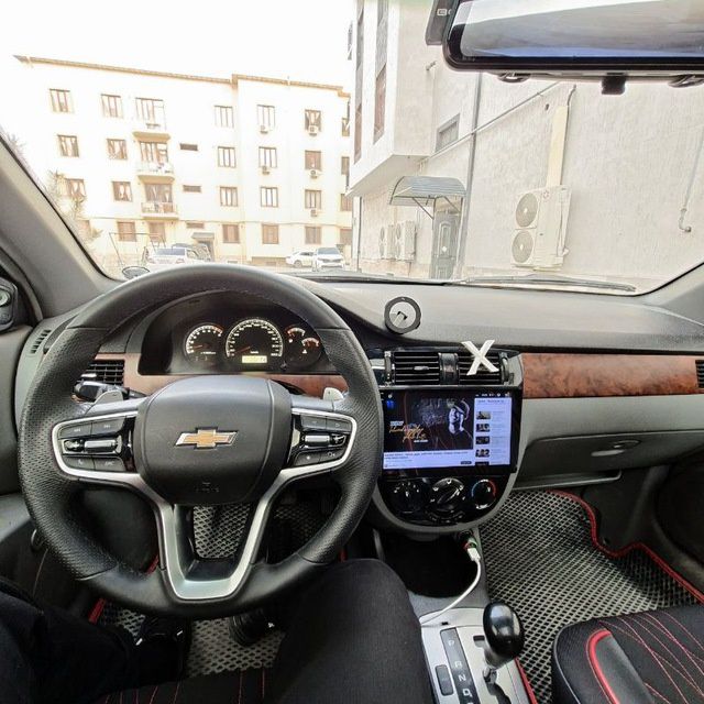 Lacetti 1.6 sotiladi