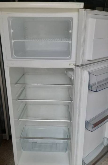 Хладилник AEG с горна камера