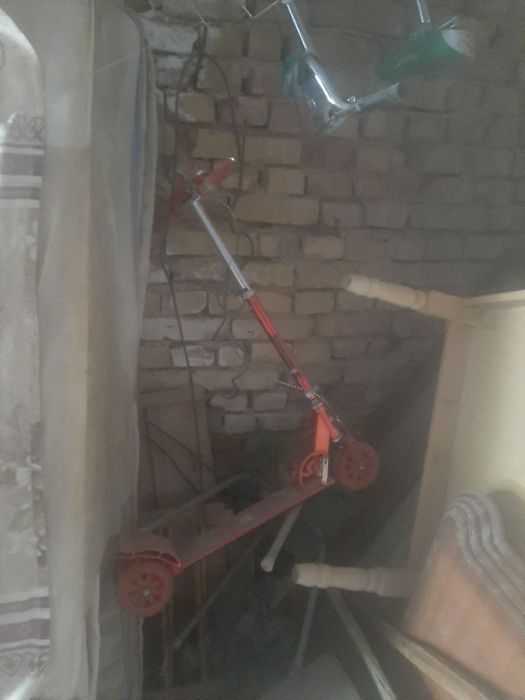 Красный самокат металлический