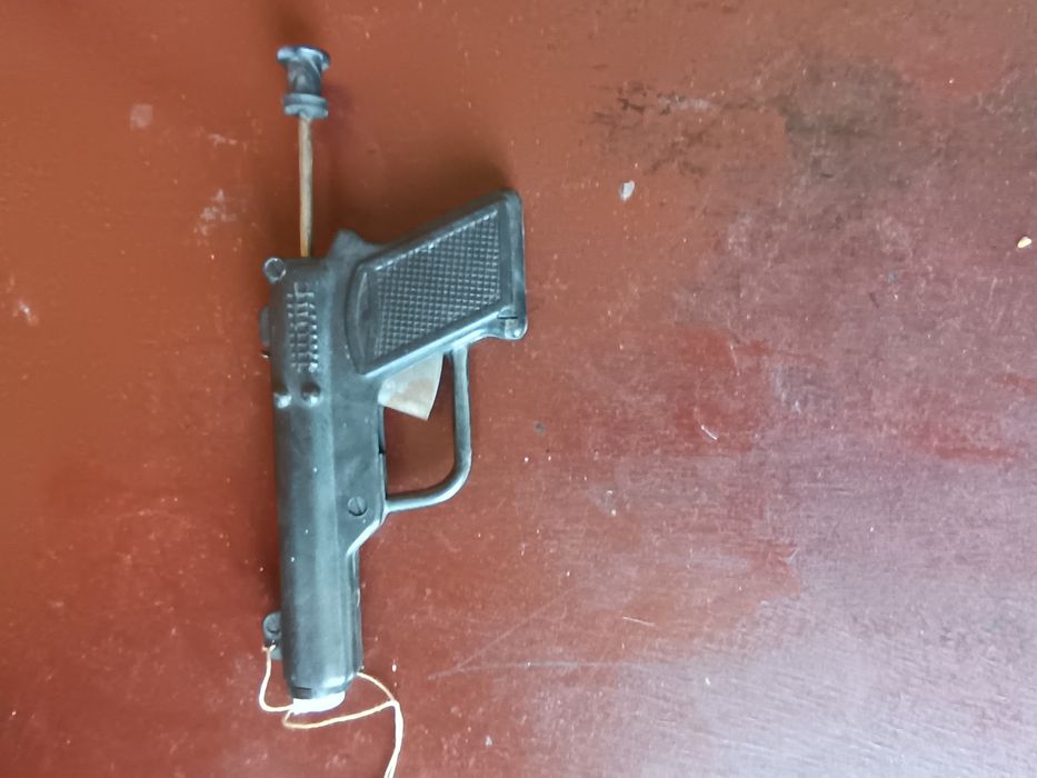 Pistol de jucărie f rarr romanesc