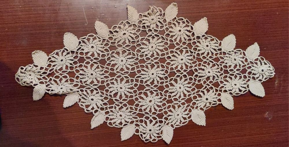 Продавам ръчно изработени битови разкошни карета,  бродирани на една