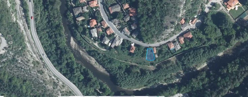 Парцел с жилищна постройка във Вароша